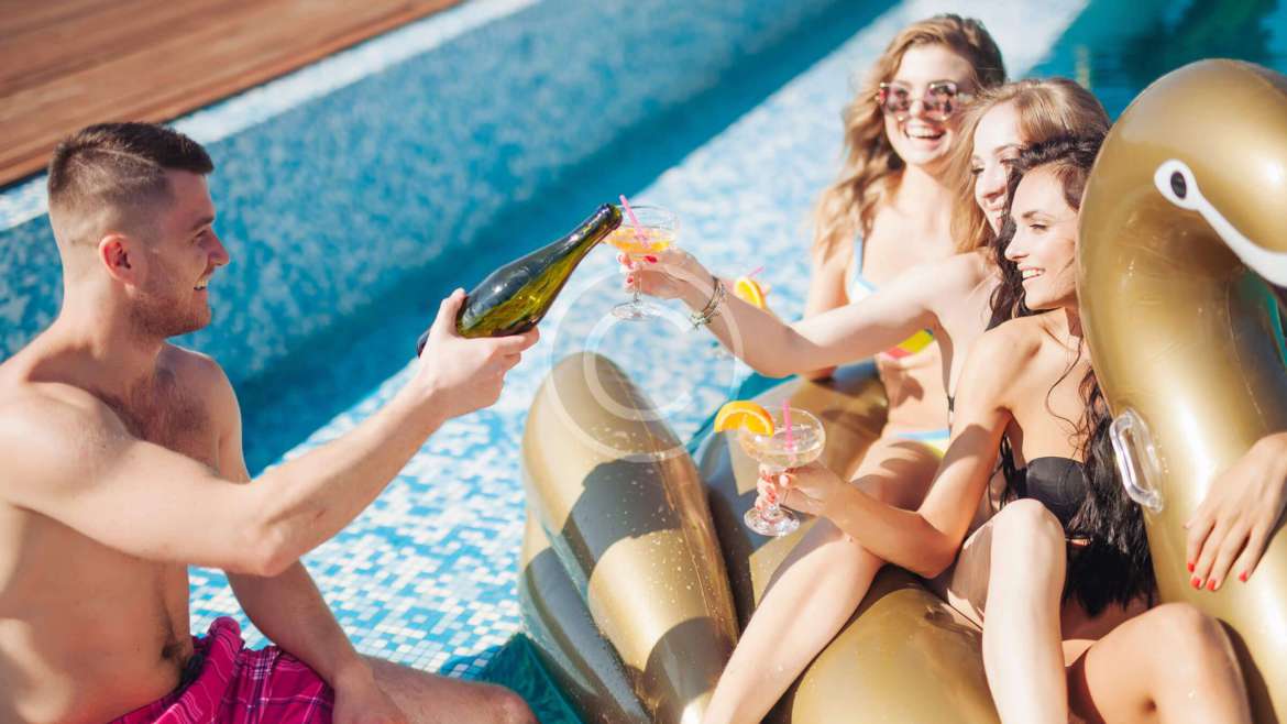 How to Plan a Pool Party: 14 Steps